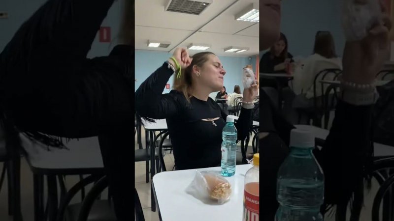 Это лучшая тусовка в столовке, кто бы мог подумать