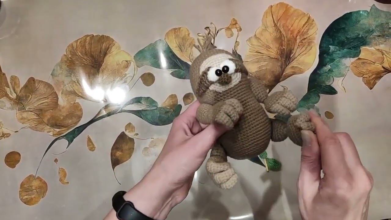 Вязаная игрушка ленивец