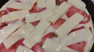 готовлю вкусный деревенский завтрак из хлеба, яиц, сыра и помидоры, жизнь в деревне