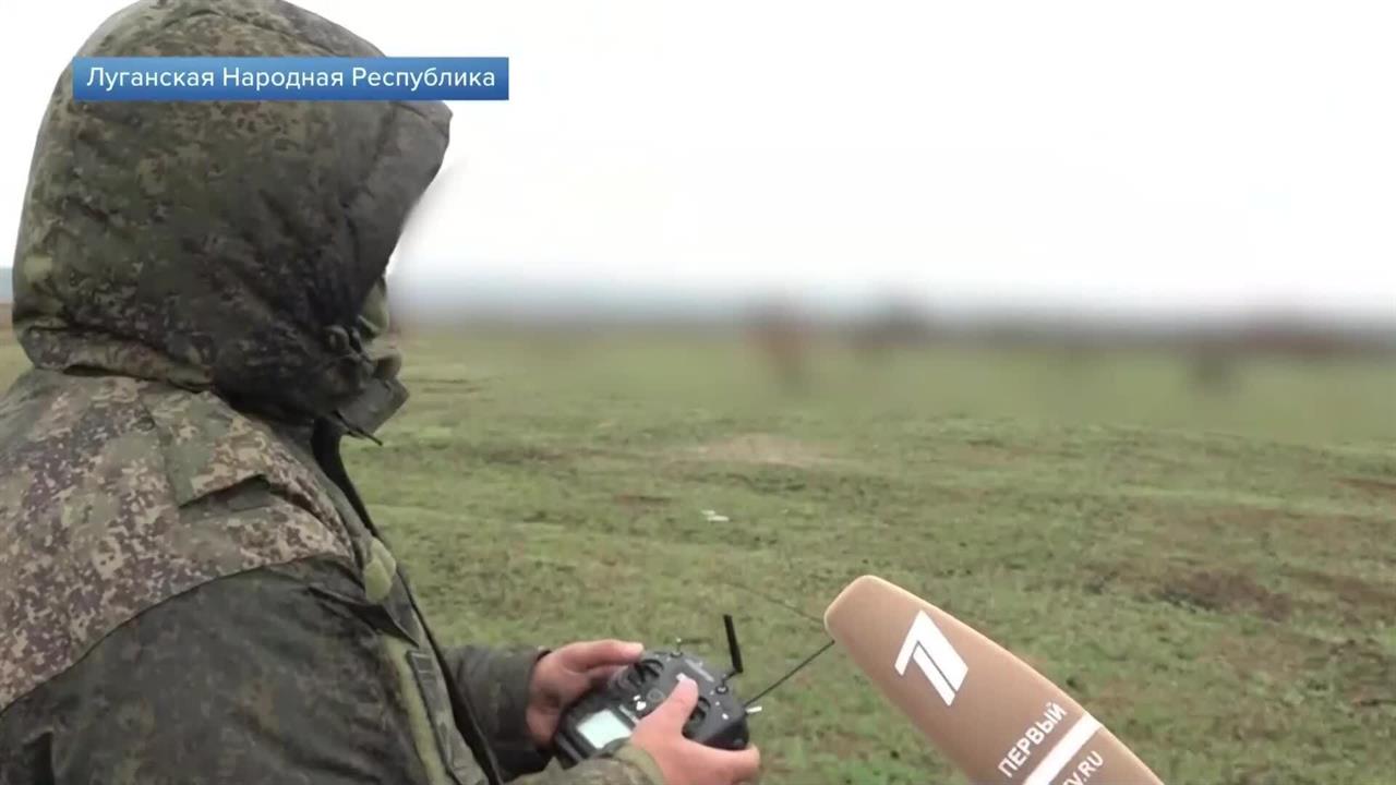 Российские бойцы показали работу тележки-самоходки для эвакуации раненых