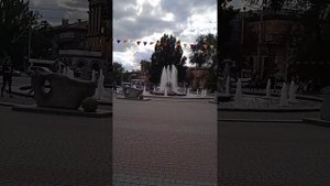 У фонтана, где растет каштан,годы мчатся словно ураган...Или Площадь Маяковского г. Запорожье