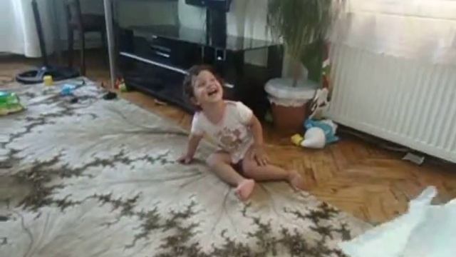 Малышка смеется смотреть онлайн