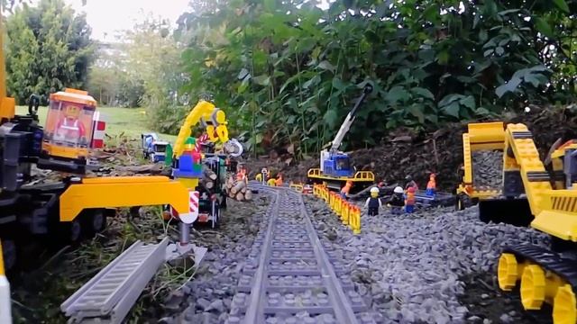 LEGO Грузовой поезд прибыл на месторождение полезных ископаемых