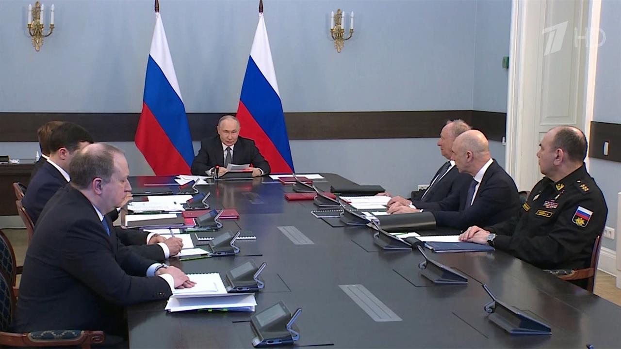 Владимир Путин в Санкт-Петербурге провел большое совещание по развитию ВМФ