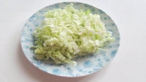 Салат с пекинской капустой и зеленым горошком