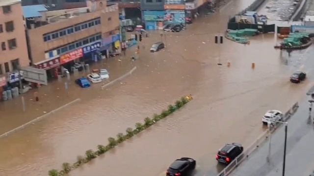 九歌：广州遭遇罕见暴雨，真的顶不住了，多个区域破历史纪录，市民出行受阻，“倒水” 多条路段遭水浸，水深及膝#暴雨#广州生活