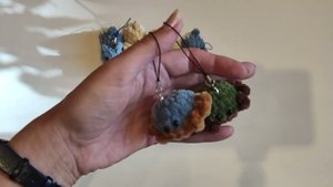 Маленькие брелки крючком