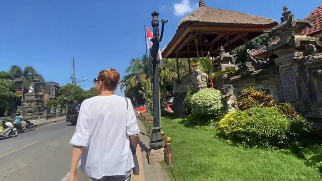 🏯 12. Королевский дворец в Убуде, Бали. Утро наконец-то началось с йоги. Продлили проживание. смотреть онлайн