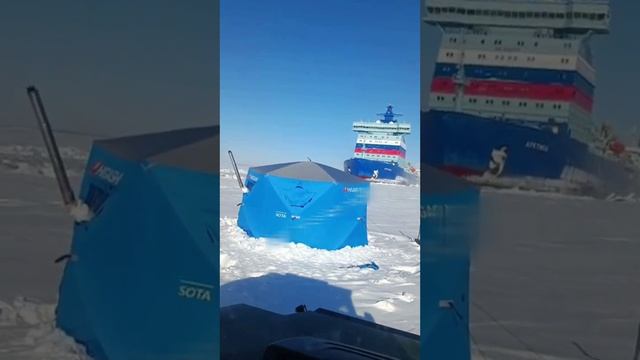 Компания рыбаков ловила рыбу, пока утром к палатке их спящего друга не приблизился ледокол.