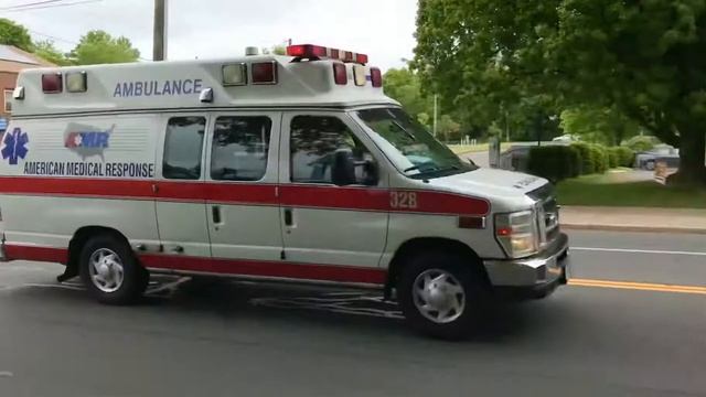 *HEAVY HORN* AMR Ambulance 328 responding Code 3 BIG TIME