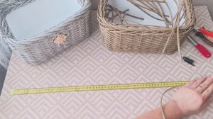 Двойная ручка на корзине из ротанга.