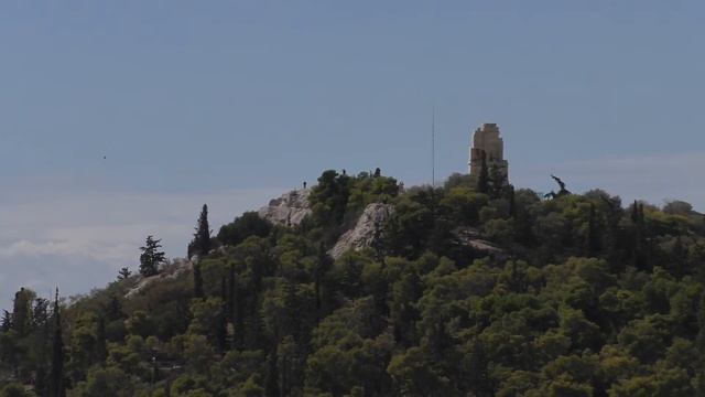 2021-10_Афины_Вид от Акрополя на холм и памятник Филопаппу