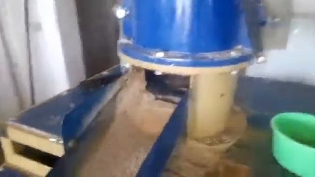 Вибросито ВС-3 с комбикормом vibromash.com-360p смотреть онлайн