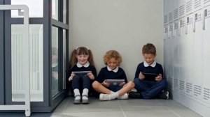 Футаж Дети школьники играют в планшетах