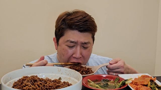 짜파게티 먹방(Ft.파김치 열무김치) 와 함께 BLACK BEAN NOODLES CHAPAGETTI AND KIMCHI ASMR MUKBNAG EATINGSHOW REALSOUN