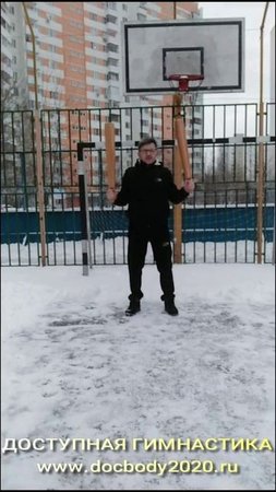 Упражнения с атлетическими булавами весом 2.1 кг зимой на игровой площадке (5)