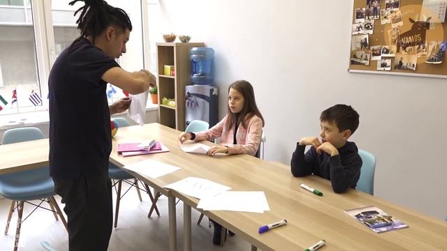Фрагмент урока Испанского языка в школе Cento Vamos с Максимильяно (16.02.2020), дети, уровень А1