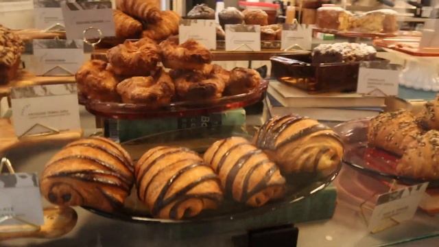 cafe hopping in Chicago│ coffee latte,  pastries, chocolate croissant, cookies, ramen