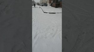 Снежно на пр. Большевиков и пристают прохожие