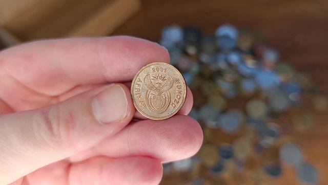 Что можно найти купив 1 килограмм иностранных монет? Купил монеты на разбор Европы, Азии, Африки.
