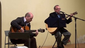 Всё как прежде, всё та же гитара..