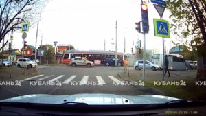 Появилось видео столкновения трамвая с иномаркой в Краснодаре