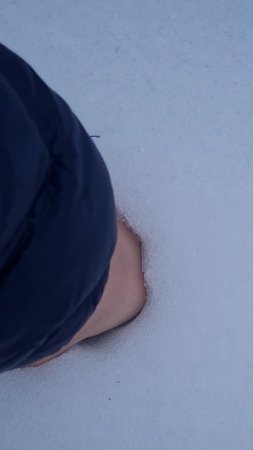Кто дольше продерживает кулак в снегу