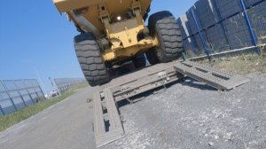 ВЫГРУЗКА СОЧЛЕНЕНОГО САМОСВАЛА ВОЛЬВО
