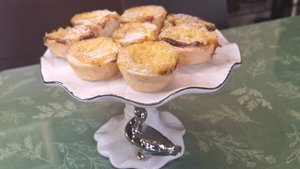 Паштел де ната. Десерт - пирожное в виде чашечек из слоёного теста с заварным кремом.