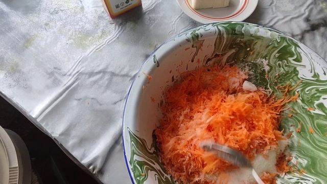 Консерва из леща, рыбные котлеты и морковное печенье.