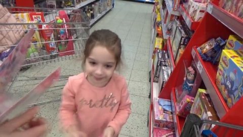 ВЛОГ Шопинг в детском магазине покупаем много игрушек VLOG shopping in kids store alot of toys