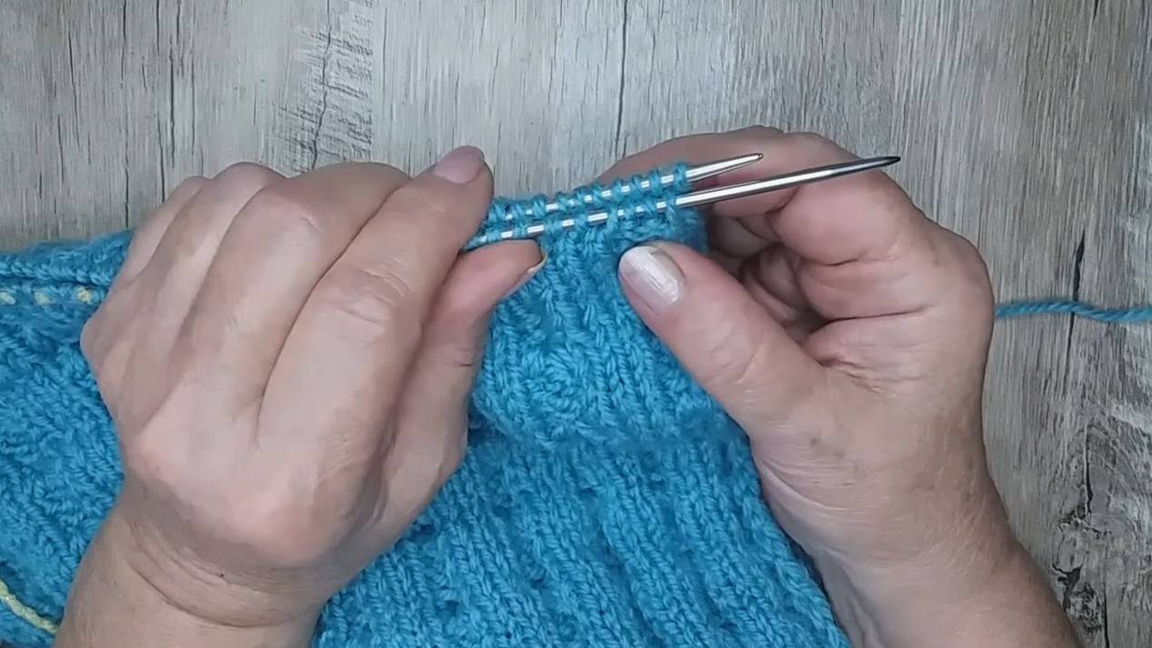 СОЕДИНЕНИЕ ДЕТАЛЕЙ или ДВУХ КОНЦОВ ИЗДЕЛИЯ методом трёх спиц. Вязание спицами смотреть онлайн