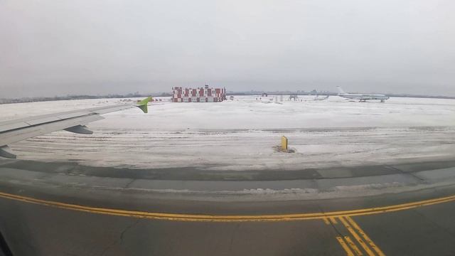 Взлёт из зимнего и пасмурного Омска