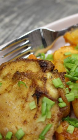 Запеченная курочка с картошкой