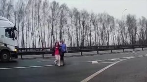 В Чувашии две пьяные дамочки выбежали на трассу и пытались останавливать машины своими телами