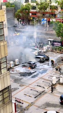 В Китае во время зарядки загорелся китайский электромобиль.  Китайская качества без цензуры.