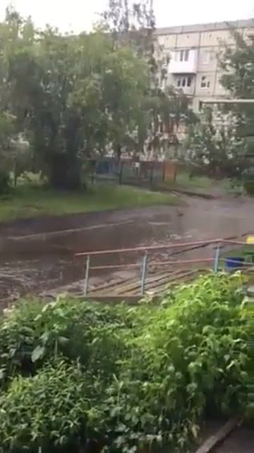 Последствия дождя в Кемерове на бульваре Строителей смотреть онлайн