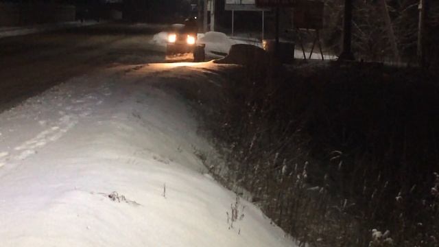 Чистим снег с горки, заехал на бордюр не сразу) tz4k14 мини трактор Чешский смотреть онлайн