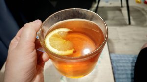 пью чай с лимоном, деревенская суббота, жизнь в деревне