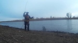 С отводным поводком за щукой на озеро в пасмурный день.