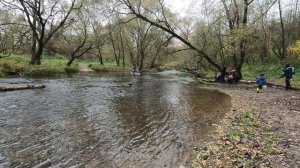 Мотоциклиста занесло на скользкой дороге  и он упал в грязь