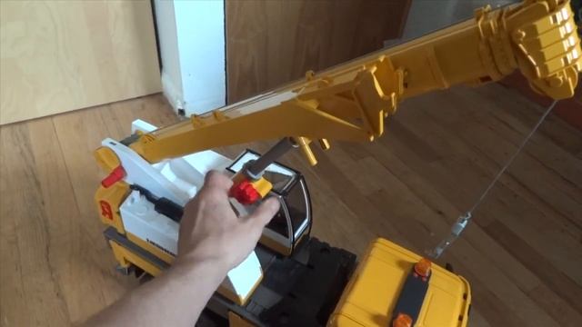 Bruder Scania R-Series Liebherr Crane Truck #03570 смотреть онлайн