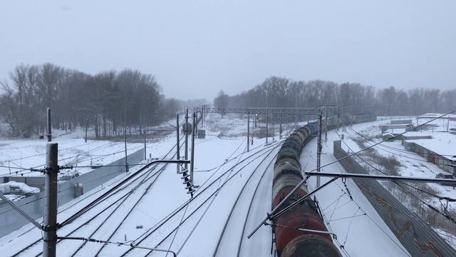 С искрами! Электровоз ВЛ11-364/352Б и тепловоз ТЭМ14-0047 с наливными поездами смотреть онлайн