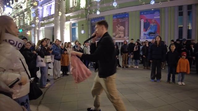 12_Moscow, Russia: Nikolskaya street, - watch the performance of a street performer.