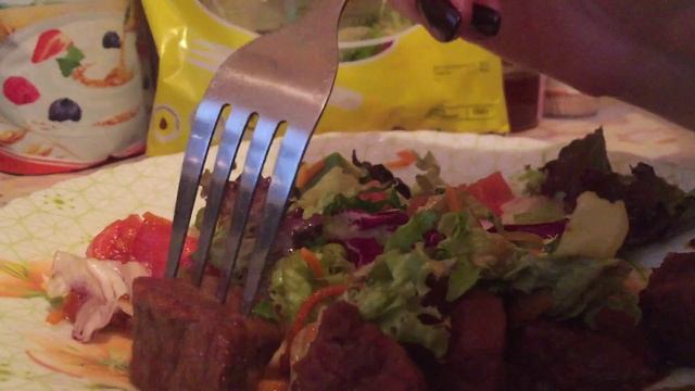 ASMR eating and whisper - Roast beef and salad / АСМР жевание, чавканье - Жареное мясо с салатом