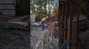 мужа научила делать маты из камыша, для крыши..