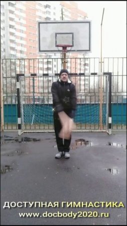 Упражнения с атлетическими булавами весом 1.0 кг зимой на игровой площадке (2)