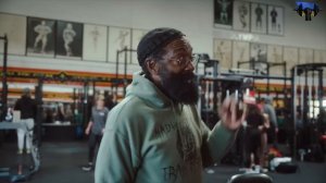 Чарльз Гласс. Плечи в Golds Gym