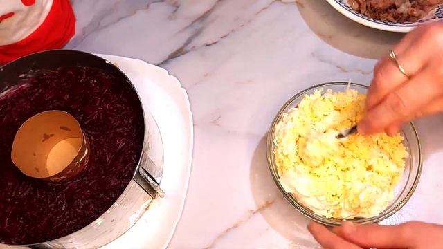 Салат СЕЛЕДКА ПОД ШУБОЙ!! Самый обычный и самый любимый многими!!!*HERRING UNDER A FUR STUFF Salad! смотреть онлайн