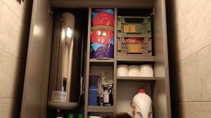 Полка в туалете над инсталляцией. Дубовая столешница в ванной. Потолочный плинтус к шкафу.